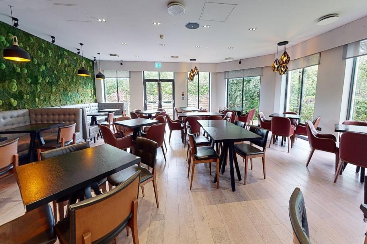 Village Hotel Chester St David'S Ewloe Esterno foto