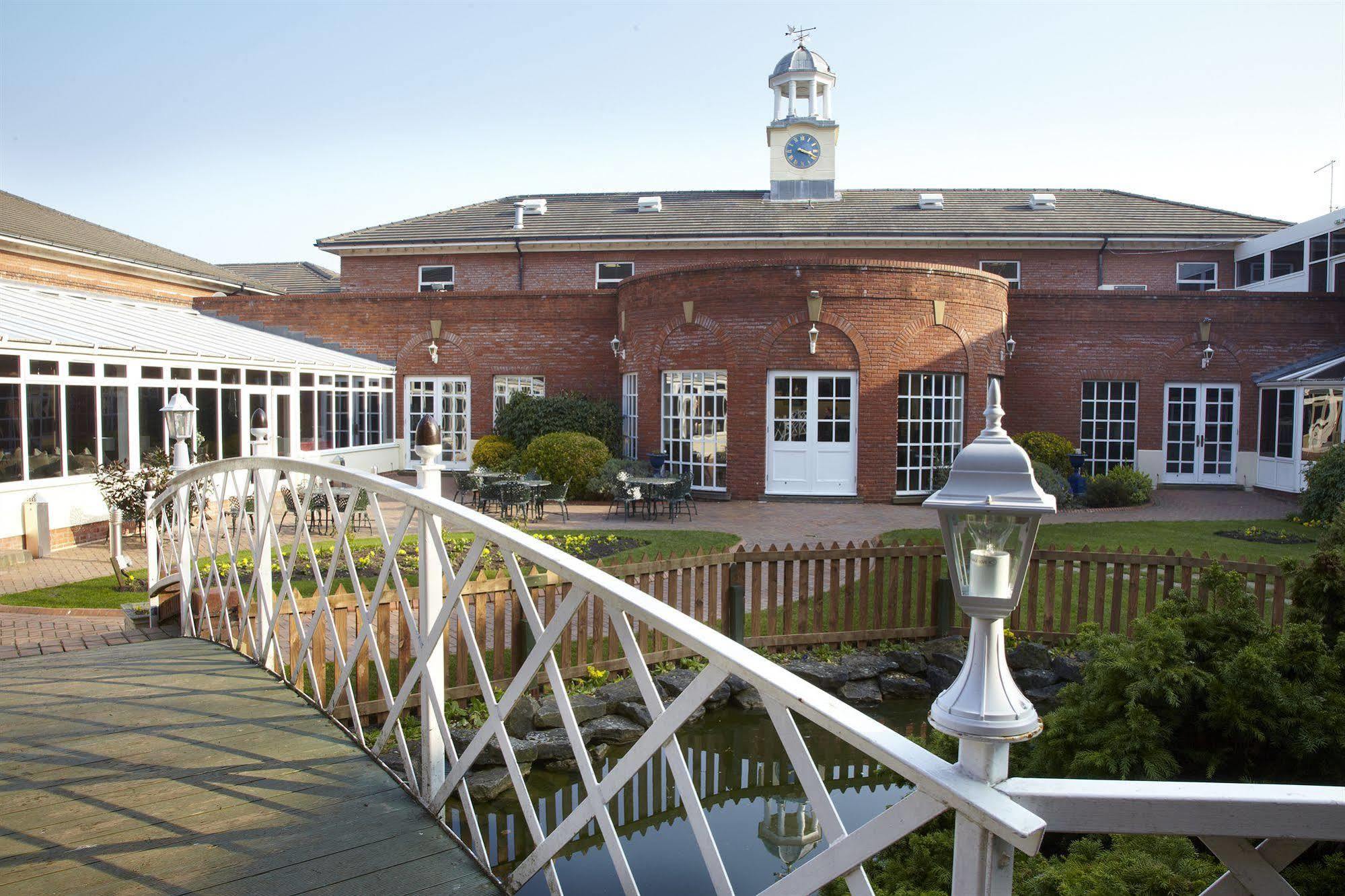 Village Hotel Chester St David'S Ewloe Esterno foto